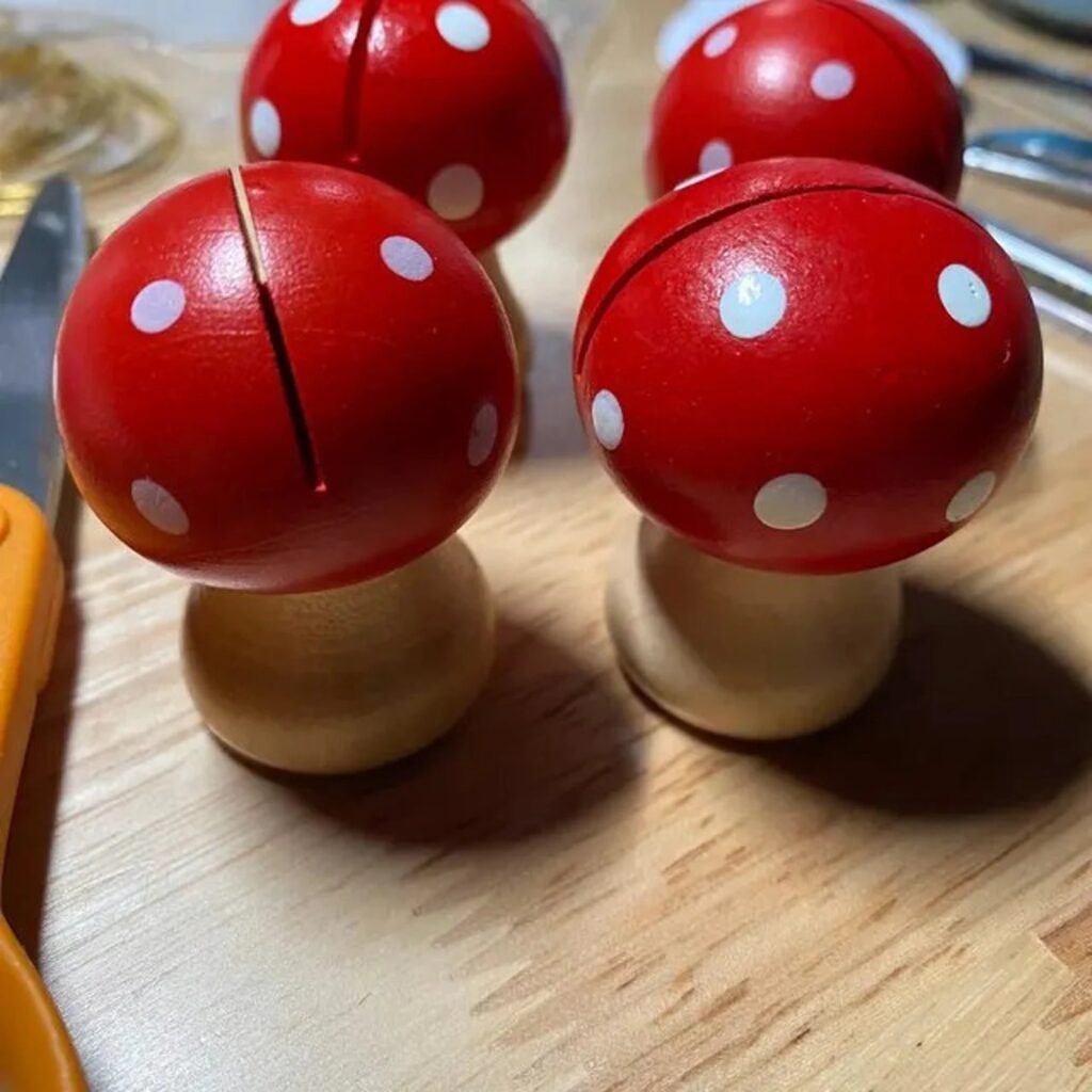 miushroom baby shower sitting card holders